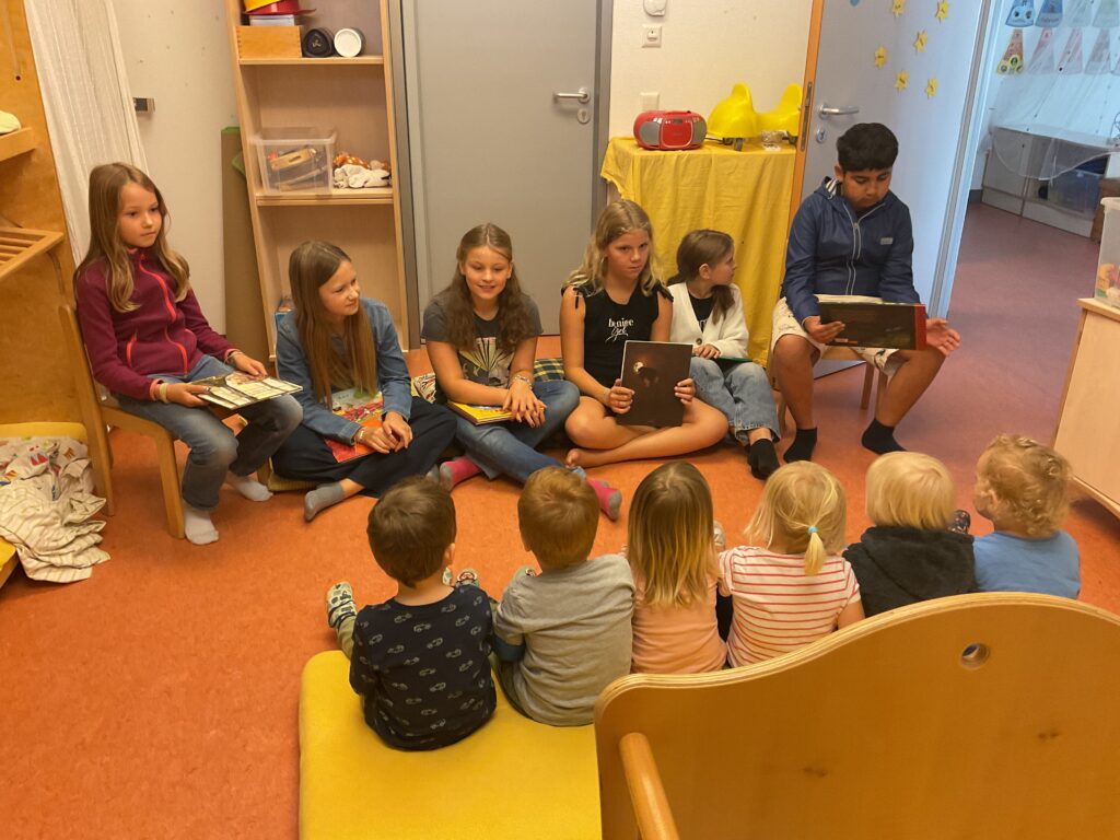 Besuch in der Kita Biengen: Die Klasse 4a liest vor