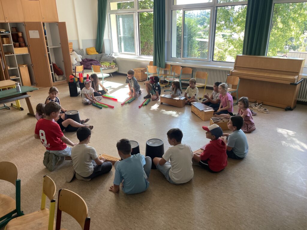 Gemeinsam den Takt gefunden – Erfolgreiches Percussion-Projekt der Klassen 2c und 4c