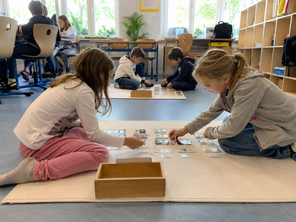 Lernen in Bewegung – Montessori-Teppiche bereichern unseren Unterricht
